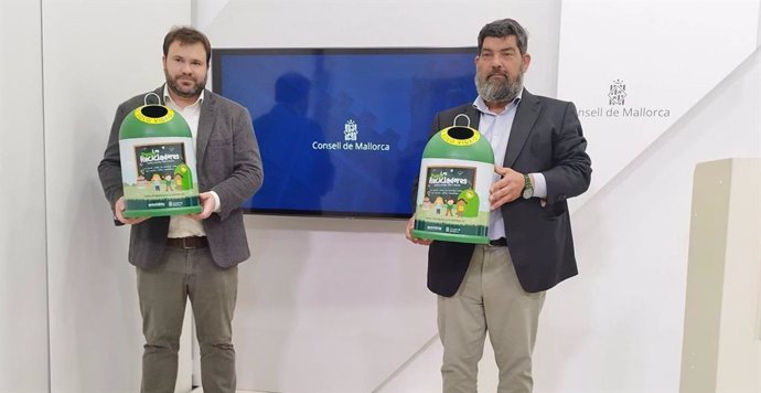 El vicepresidente segundo del Consell de Mallorca, conseller insular de Medio Ambiente, Medio Rural y Deportes, Pedro Bestard, y el coordinador de Ecovidrio en Baleares, Ivan Tols, en la presentación de la campaña.