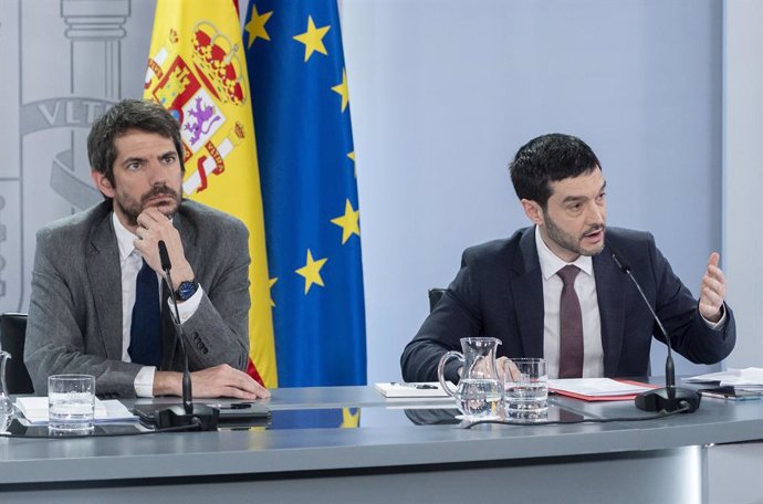 El ministro de Cultura, Ernest Urtasun (i), y el ministro de Derechos Sociales, Consumo y Agenda 20230, Pablo Bustinduy (d), durante una rueda de prensa posterior a la reunión del Consejo de Ministros, en el Palacio de la Moncloa, a 27 de febrero de 2024,