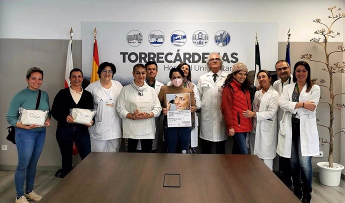 El Hospital Universitario Torrecárdenas de Almería y la Fundación Stanpa celebran el taller 'Ponte guapa, te sentirás mejor'.