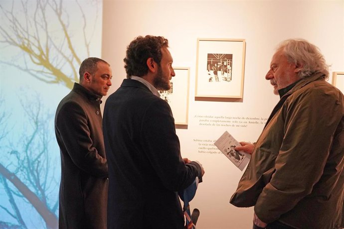 El presidente de la Diputación Provincial de Huesca (DPH), Isaac Claver, y el escritor Julio Llamazares visitan la exposición sobre "La lluvia amarilla".