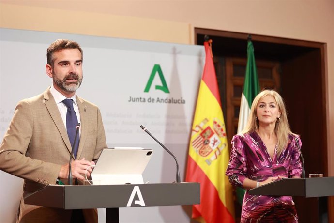 El consejero de Sostenibilidad, Medio Ambiente y Economía Azul y portavoz del Gobierno, Ramón Fernández-Pacheco; y la consejera de Desarrollo Educativo y Formación Profesional, Patricia del Pozo, comparecen en la rueda de prensa del Consejo de Gobierno 