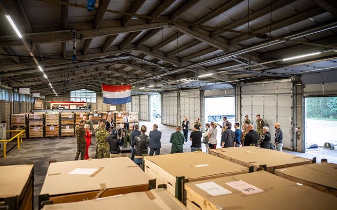 Archivo - Almacén con cajas cargadas de equipamiento militar femenino enviado a Ucrania por parte de Países Bajos
