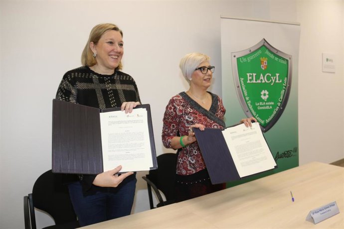 Blanco y Gómez tras la firma del acuerdo para aumentar la partida destinada a ELACyL.