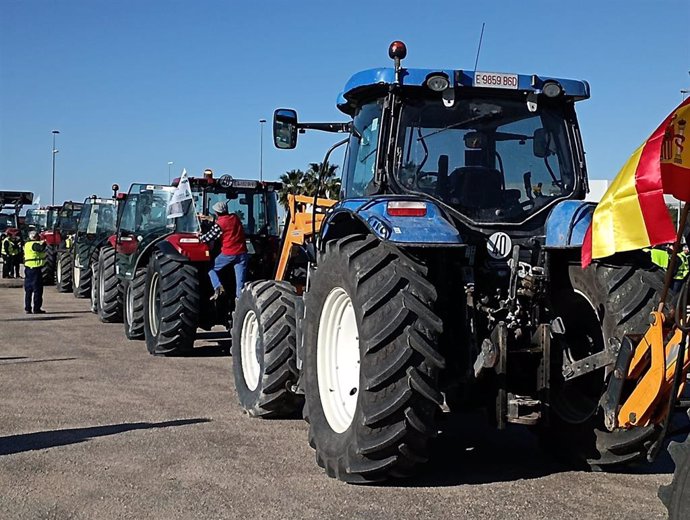 Imagen de las marchas convocadas por Asaja, COAG, UPA y Cooperativas Agro-alimentarias en Córdoba por el sector agrario, antes del corte de la A-45 en Lucena.