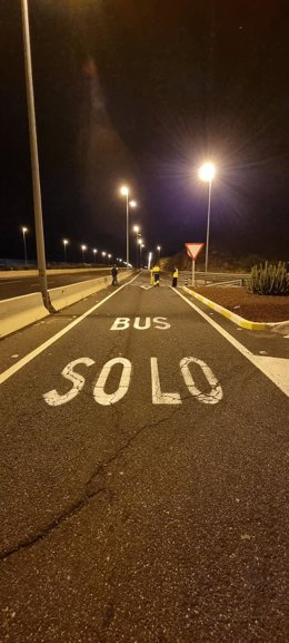 El Cabildo de Tenerife, a través del área de Movilidad, ha modificado la prioridad de paso en paradas en paradas de Titsa tanto en la autopista del Norte (TF-5) como la del Sur (TF-1), cambiando la señalética horizontal, un total de 23 cedas.