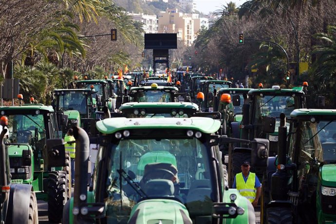 Cientos de tractores se concentran como protesta en el Paseo del Parque de Málaga. (Foto de archivo).