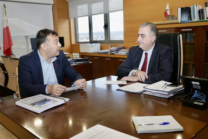 Alcalde de Marina de Cudeyo con el consejero de Fomento