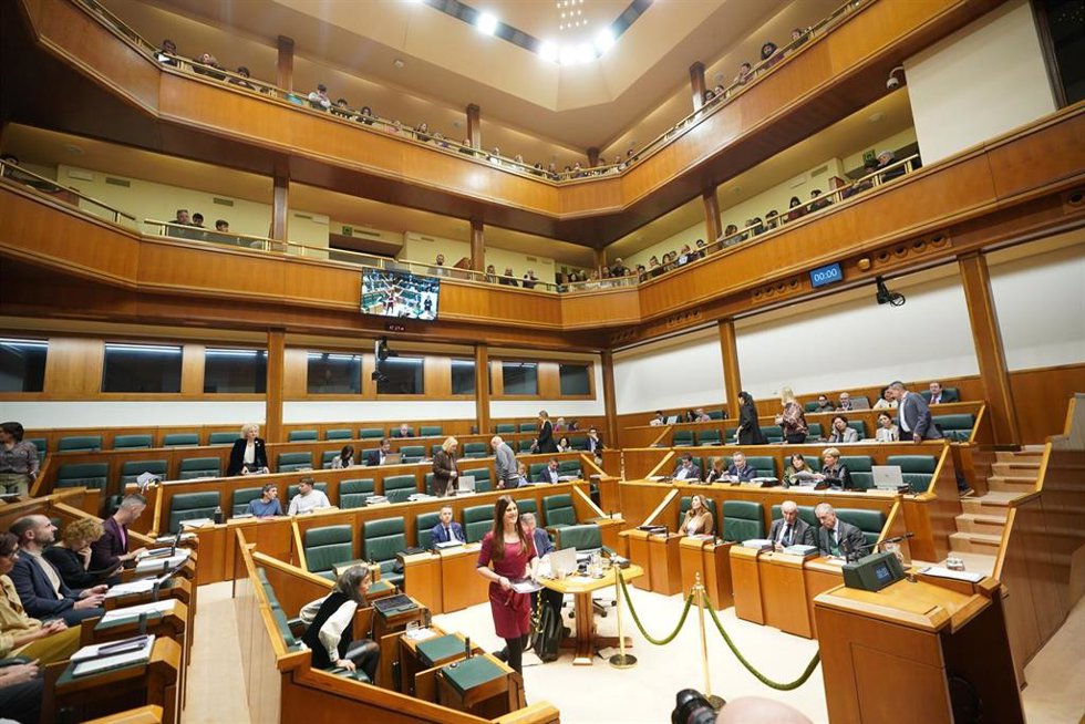 Salón de plenos del Parlamento Vasco