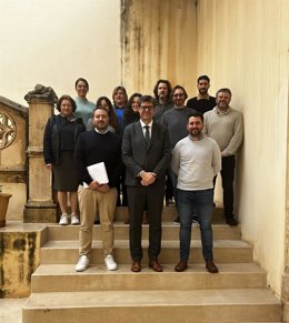 En el centro del grupo, el conseller de Turismo, Cultura y Deportes, Jaume Bauz, junto al director del IEB, Lloren Perelló, y personal del área.