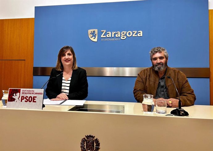 La portavoz del grupo municipal del PSOE en el Ayuntamiento de Zaragoza, Lola Ranera y el presidente de la Asociación Provincial de Industriales Feriantes de Zaragoza, Ángel Barata