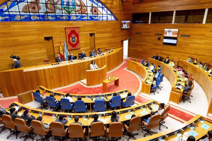 Archivo - Alumnos de Primaria votan como 'diputados' en el Parlamento de Galicia para defender la solidaridad y la inclusividad