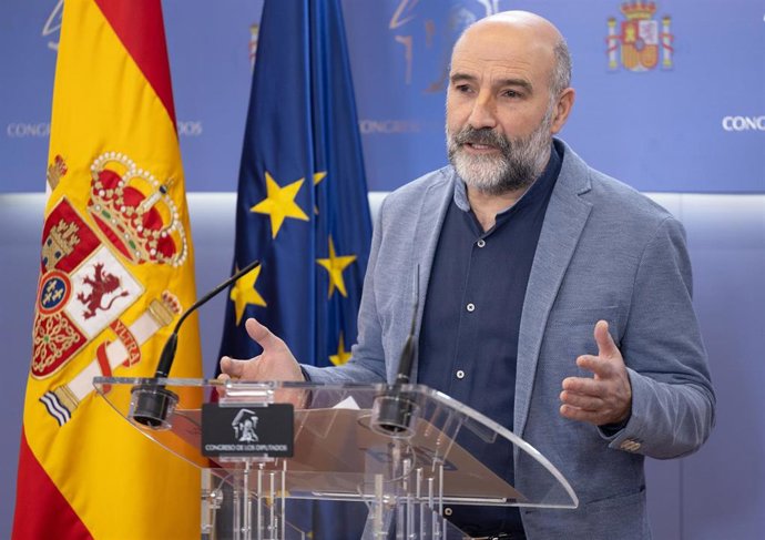El portavoz del BNG y adjunto del Grupo Parlamentario Mixto, Néstor Rego, durante una rueda de prensa anterior a la Junta de Portavoces, a 27 de febrero de 2024, en Madrid (España).