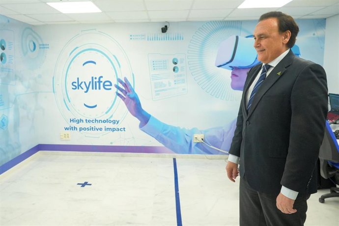 El consejero de Universidad, Investigación e Innovación, José Carlos Gómez Villamandos, en una imagen de archivo en la visita a la empresa Skylife Engineering.