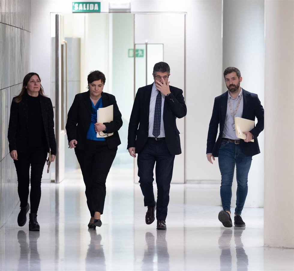 El portavoz del PSOE en el Congreso, Patxi López (2d), llega a una rueda de prensa posterior a la Junta de Portavoces, a 27 de febrero de 2024, en Madrid (España).