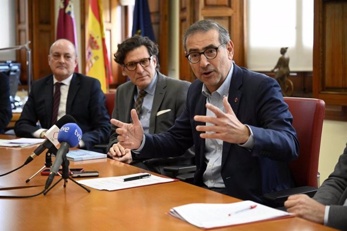 De izq a decha. Julio Sigüenza, presidente de la Comisión_ Miguel Pasqual del Riquelme, presiente del TSJ_ y José Luján, rector de la UMU.