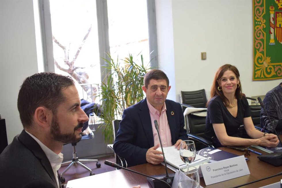 Francisco Reyes (c), en la reunión de la junta de gobierno de la FEMP.