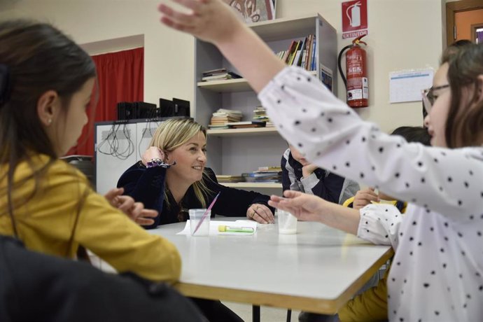 La presidenta de la Asamblea, Blanca Martín, en su visita al Colegio Trajano de Mérida