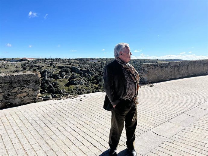 El consejero Gonzalo Santonja en su visita a la muralla de Ledesma (Salamanca)