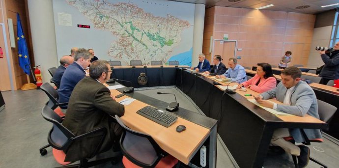 El consejero de Agricultura, Ganadería y Alimentación, Ángel Samper, reunido con la CHE