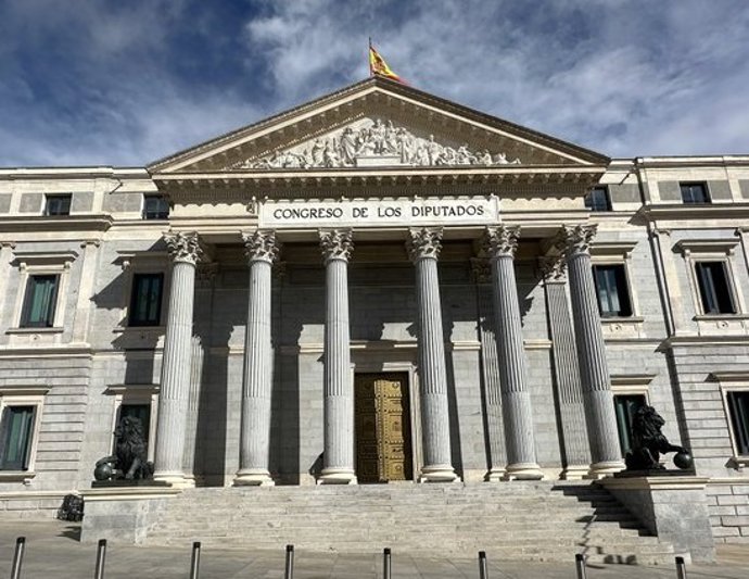 Archivo - Puerta de los leones del Congreso
