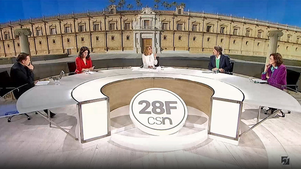 Plató de Canal Sur TV con una imagen del Parlamento de Andalucía de fondo.
