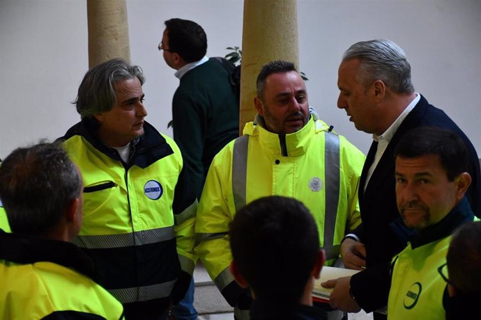 Ruiz Boix con representantes del comité de Acerinox.