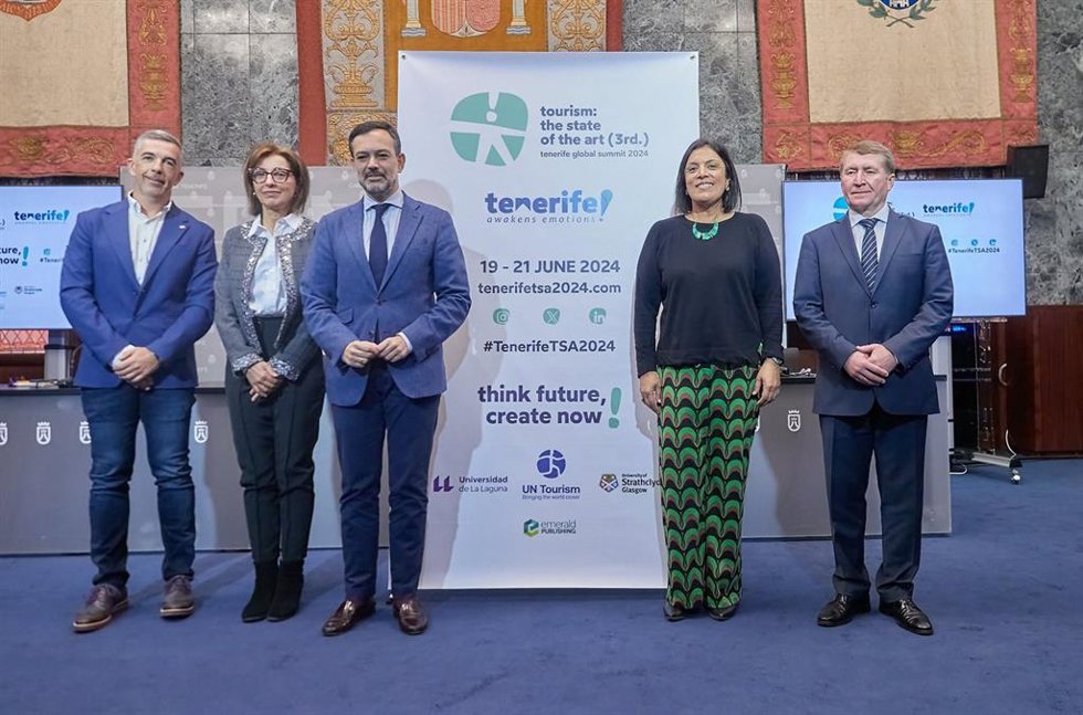 Foto de familia tras la presentación del Tenerife Global Summit 2024, auspiciado por la Organización Mundial del Turismo (OMT) y considerado como el mayor encuentro de conocimiento turístico a nivel internacional