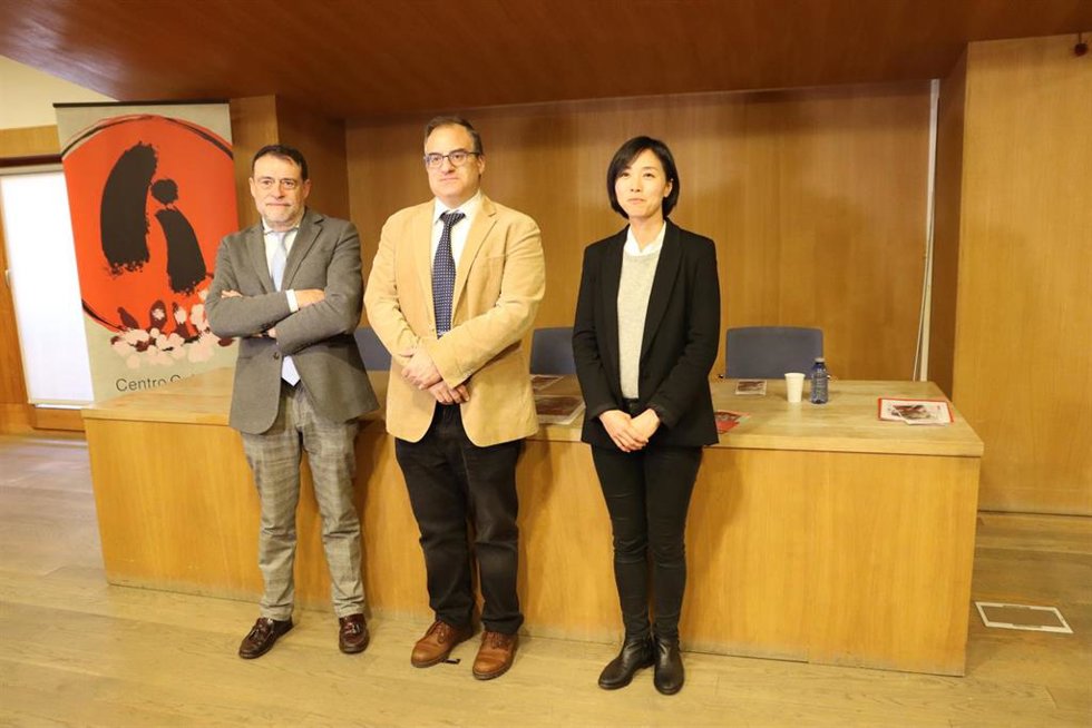 El vicerrector de Relaciones Internacionales de la Universidad de Salamanca, Raúl Sánchez Prieto (c), acompañado por el director y la asesora del Centro Cultural Hispano-Japonés, José Abel Flores (i) y Chihiro Sugiyama (d), respectivamente