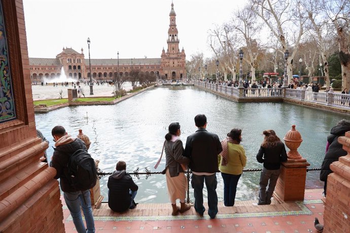 Turistas visitan la Plaza de España. A 26 de febrero de 2024, en Sevilla (Andalucía, España). El alcalde de Sevilla, José Luis Sanz, ha propuesto el cierre de la Plaza de España y cobrar una entrada a los turistas para así "financiar su conservación" y 