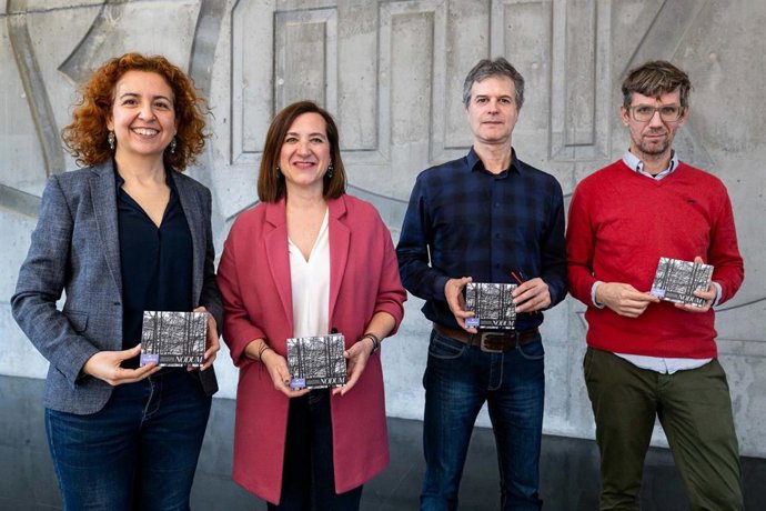 La consejera de Cultura, Sara Fernández, presenta el primer disco de Saulus Ensemble. Está acompañada por Carlos Estella, director del Laboratorio Audiovisual, así como por Elena Ruiz-Ortega y Jorge Apodaca, dos de los componentes del grupo.