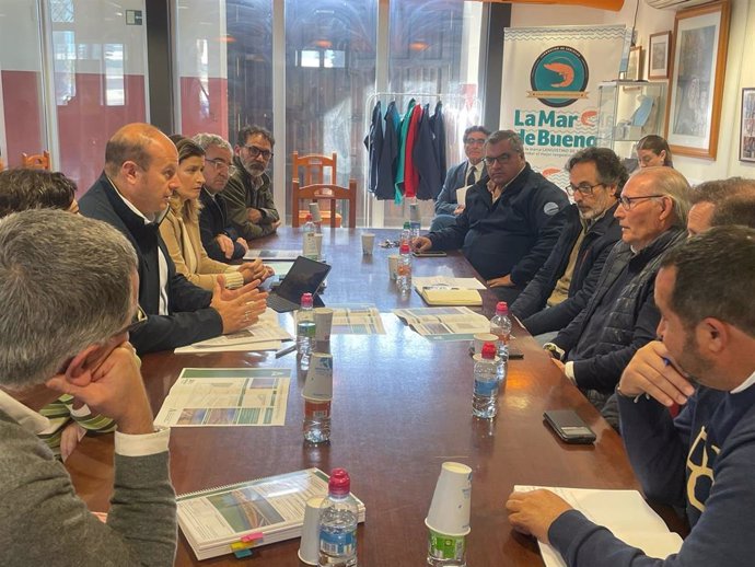 El delegado territorial de Sostenibilidad, Medio Ambiente y Economía Azul de la Junta de Andalucía en la provincia de Cádiz, Óscar Curtido, en una reunión con la Cofradía de Pescadores de Sanlúcar.