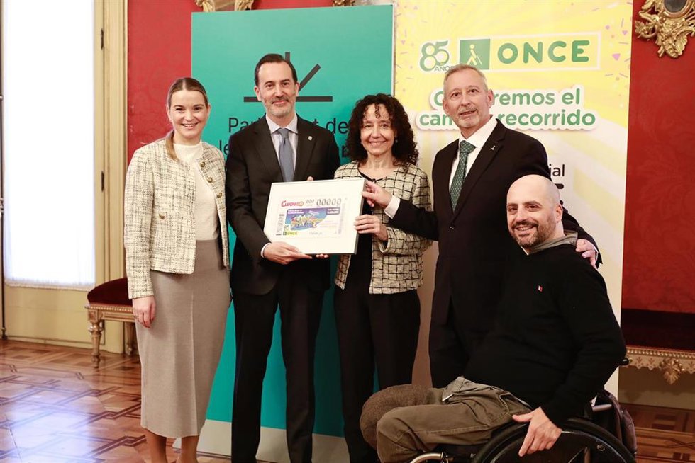 La presidenta del Govern, Marga Prohens, el presidente del Parlament, Gabriel Le Senne, junto a representantes de la ONCE y Cermi, en la presentación del Cuponazo conmemorativo de la reforma del artículo 49 de la Constitución.