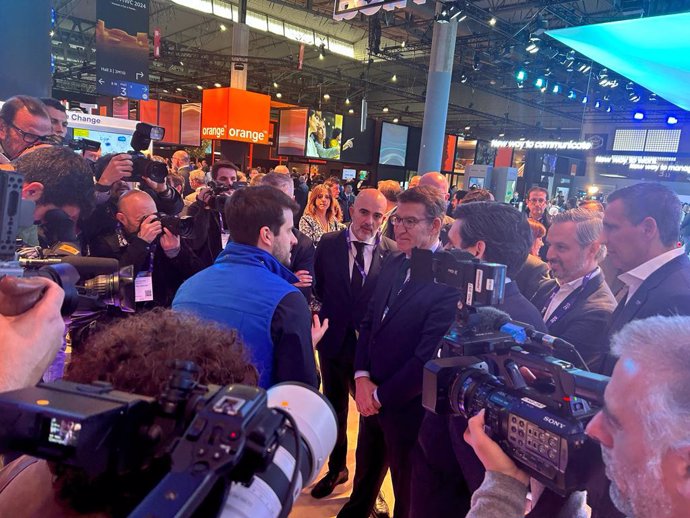 El líder del PP, Alberto Núñez Feijóo, visita el estand de Telefónica del Mobile Word Congress (MWC), donde le ha recibido el presidente de la compañía, José María Álvarez-Pallete.