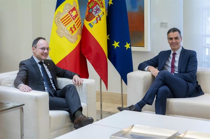 El presidente del Gobierno, Pedro Sánchez (d), se reúne con el Cap de Govern del Principat d'Andorra, Xavier Espot Zamora (i), en el Complejo de la Moncloa, a 27 de febrero de 2024, en Madrid (España). Durante el encuentro, Espot Zamora comparte con el 