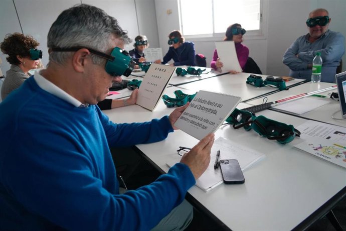 Jornada de formación de guías turísticos de Palma para realizar visitas adaptadas a personas con dificultades visuales.