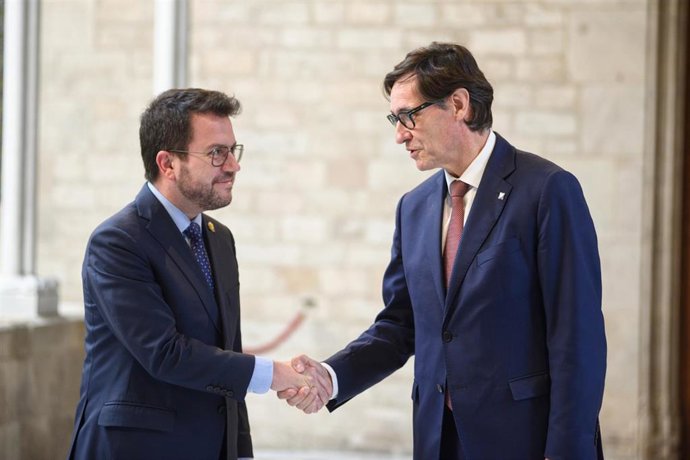 El presidente de la Generalitat, Pere Aragons, y el primer secretario del PSC, Salvador Illa, en la firma del acuerdo de Presupuestos de la Generalitat de 2024