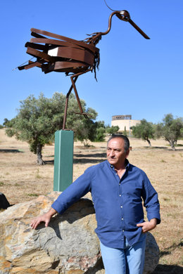 Archivo - El artista local Fco. Markés, junto a una de sus obras, en el Parque Olivar del Zaudín.