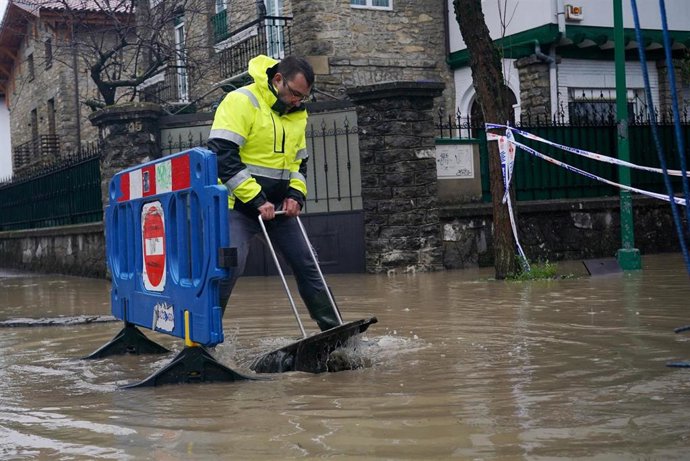Trabajador, destapando una alcantarilla en la zona del Batán de Vitoria-Gasteiz