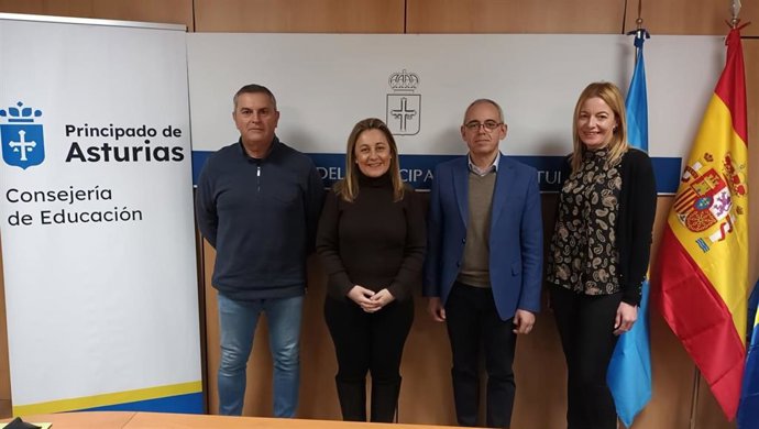 El alcalde de Morcín, Maximino García; la consejera de Educación, Lydia Espina; el director general de Infraestructuras y Tecnologías Educativas, Julio Vallaure; y la concejala de Educación de Morcín, Noelia Pereira.