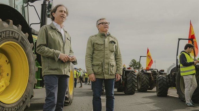 Manuel Gavira (d.), durante una manifestación de los agricultores