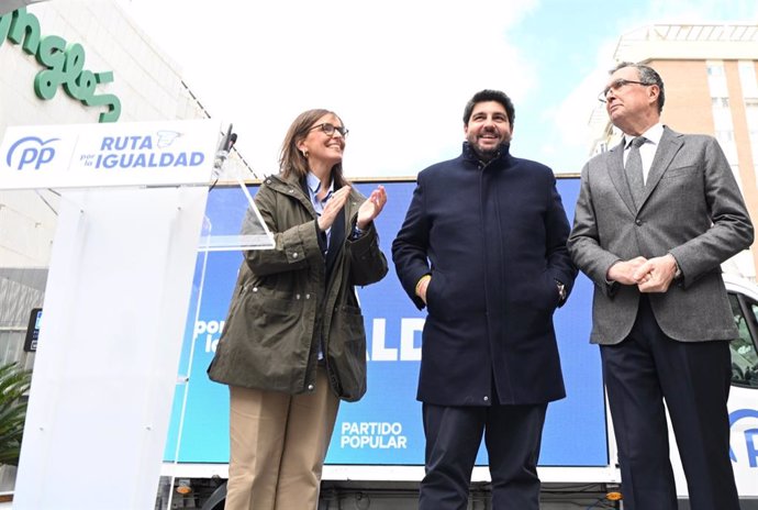 De izquierda a derecha: la vicesecretaria de Organización del PP, Carmen Fúnez; el presidente del PP en la Región de Murcia, Fernando López Miras, y el alcalde de Murcia, José Ballesta, en un acto de la 'Ruta por la igualdad'
