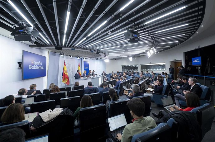 (I-D) El ministro de Economía, Comercio y Empresa, Carlos Cuerpo; la portavoz del Gobierno y ministra de Educación, Pilar Alegría; el ministro de Cultura, Ernest Urtasun, y el ministro de Derechos Sociales, Consumo y Agenda 20230, Pablo Bustinduy, duran