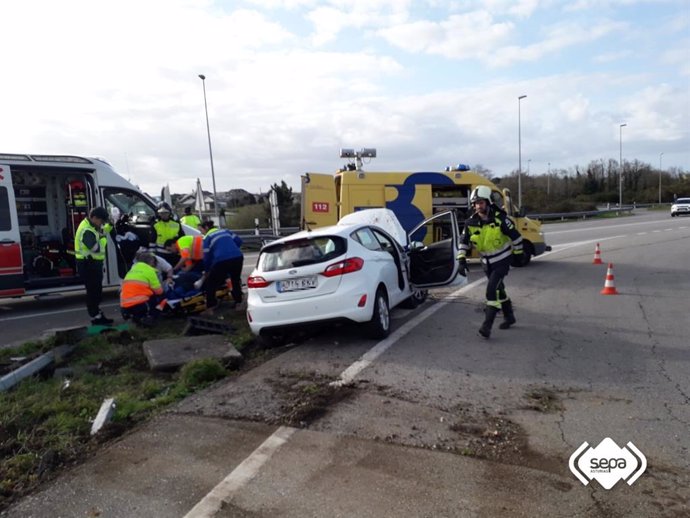 Rescate de un hombre herido en un accidente de tráfico en Barres (Castropol).