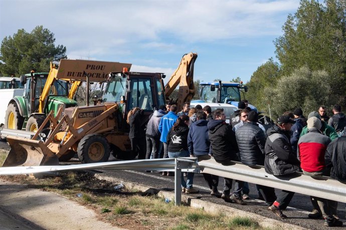 Agricultores cortan con sus vehículos la autopista AP-7 a la altura de Pontós (Girona).