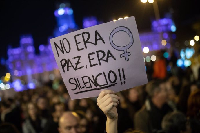 Archivo - Una persona sostiene un cartel, durante una manifestación contra la violencia hacia las mujeres, a 25 de noviembre de 2023, en Madrid (España). 