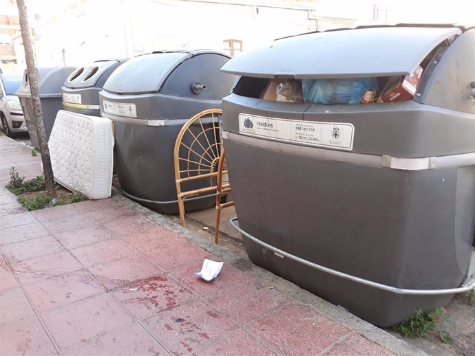 Archivo - Contenedores de basura en Almería. 