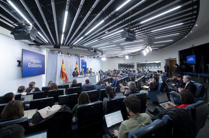 (E-D) El ministre d'Economia, Comer i Empresa, Carlos Cuerpos; la portaveu del Govern i ministra d'Educació, Pilar Alegría; el ministre de Cultura, Ernest Urtasun, i el ministre de Drets Socials, Consum i Agenda 20230, Pablo Bustinduy