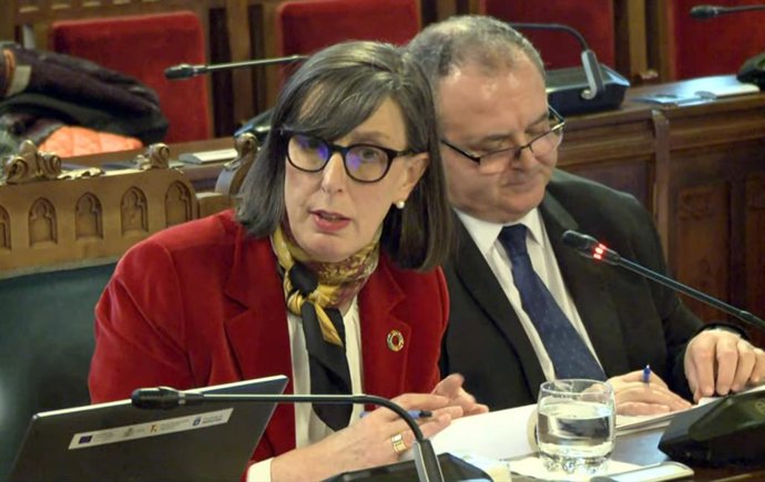 Archivo - Imagen de archivo de la consejera Nieves Roqueñí y el viceconsejero Isaac Pola en la Junta General.