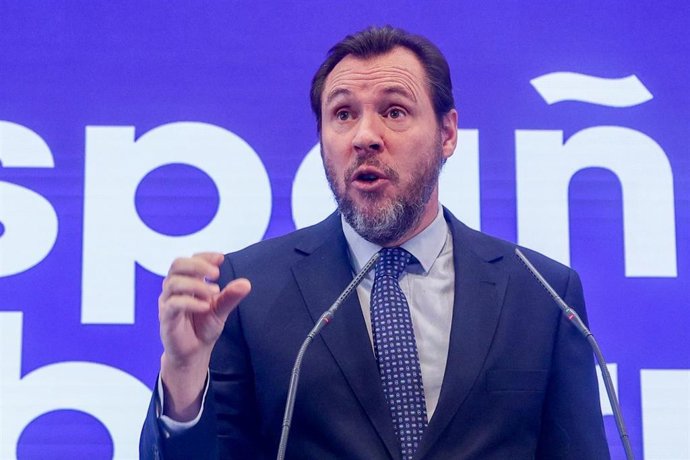 El ministro de Transportes y Movilidad Sostenible, Óscar Puente, comparece en la sede del Ministerio, a 27 de febrero de 2024, en Madrid (España). 