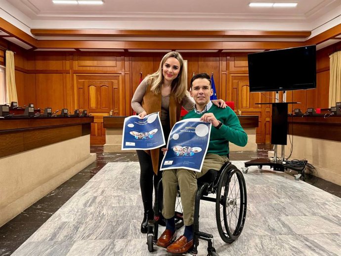 La edil Narci Ruiz y el nadador paralímpico Paco Salinas presentan el programa 'Más allá de tus pasos'.